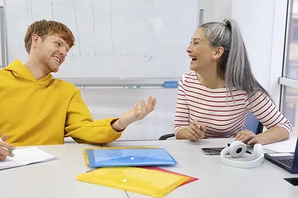 Ein erwachsener Mann lernt Englisch in einem Einzelunterricht mit einem Lehrer.